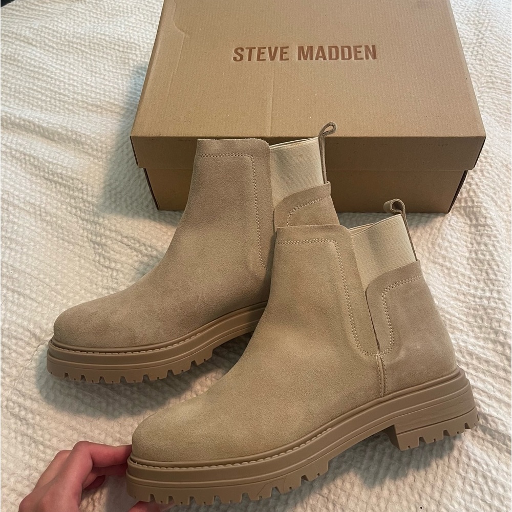 NWT Steve Madden Suede Booties